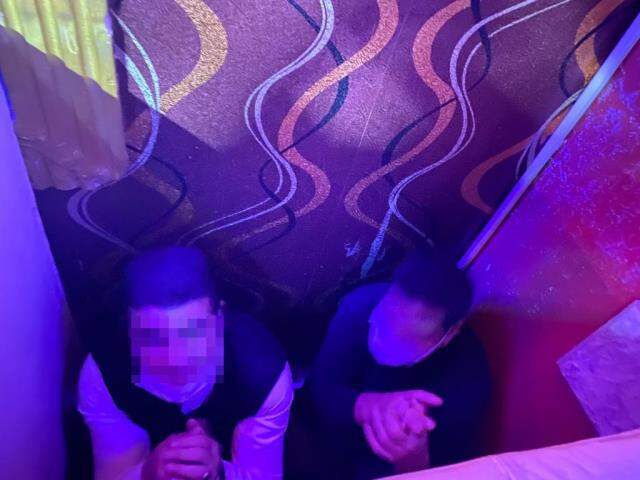 Polis baskınında ilginç görüntüler; kaçacak yer aradılar! Her yerden insan çıktı