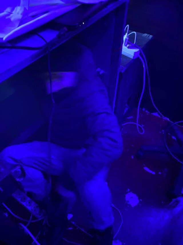 Polis baskınında ilginç görüntüler; kaçacak yer aradılar! Her yerden insan çıktı