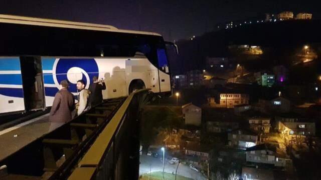 TEM Otoyolunda kontrolden çıkan yolcu otobüsü viyadükte asılı kaldı