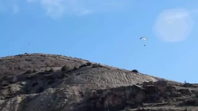 Yamaç paraşütü tutkunları, Ayrancı Tepesi'nden atlayış yaptı
