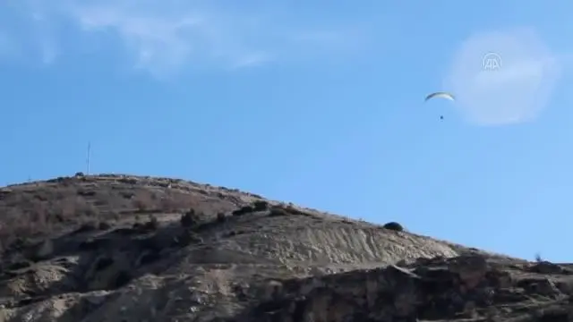 Yamaç paraşütü tutkunları, Ayrancı Tepesi'nden atlayış yaptı