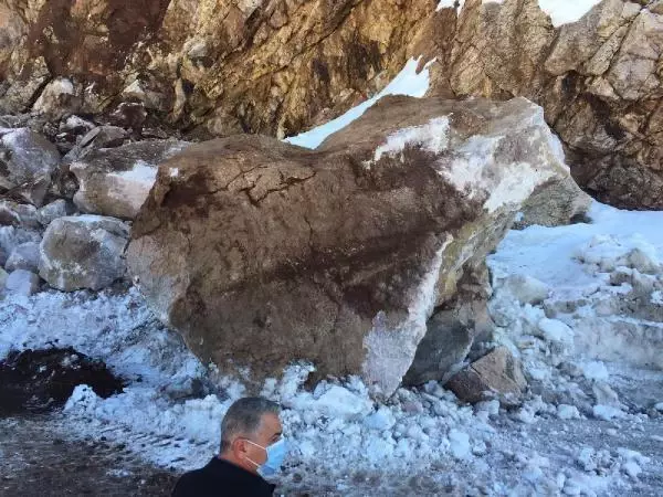 Yüksekova kara yolu, kayaların düşmesiyle ulaşıma kapandı