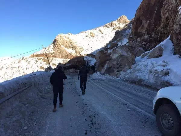 Yüksekova kara yolu, kayaların düşmesiyle ulaşıma kapandı
