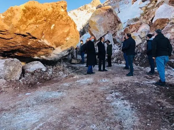 Yüksekova kara yolu, kayaların düşmesiyle ulaşıma kapandı