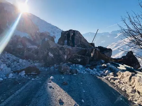 Yüksekova kara yolu, kayaların düşmesiyle ulaşıma kapandı