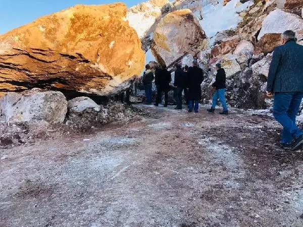 Yüksekova kara yolu, kayaların düşmesiyle ulaşıma kapandı