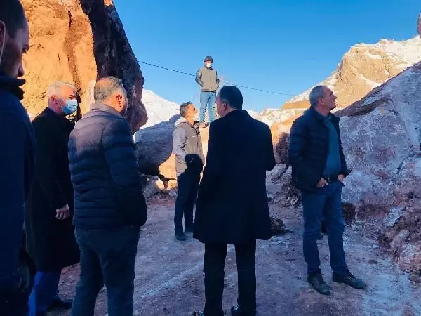 Yüksekova kara yolu, kayaların düşmesiyle ulaşıma kapandı