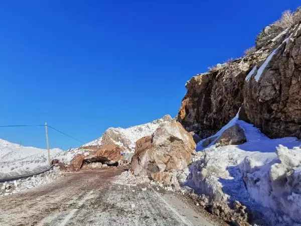 Yüksekova kara yolu, kayaların düşmesiyle ulaşıma kapandı
