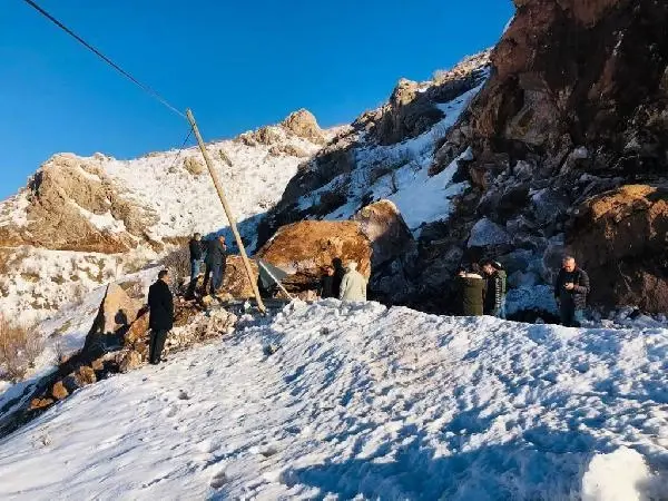 Yüksekova kara yolu, kayaların düşmesiyle ulaşıma kapandı