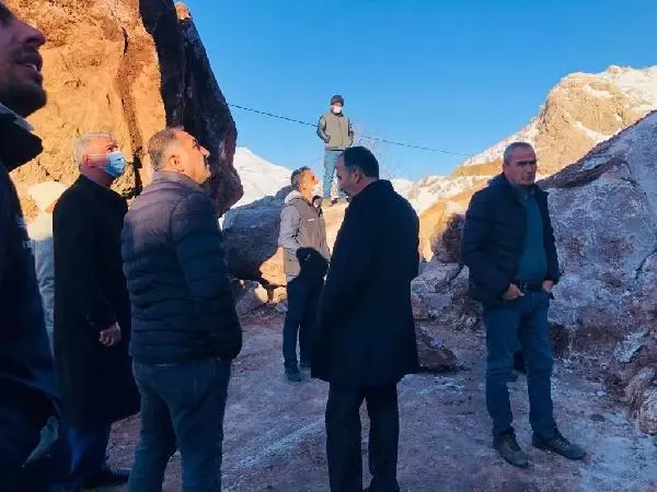 Yüksekova kara yolu, kayaların düşmesiyle ulaşıma kapandı