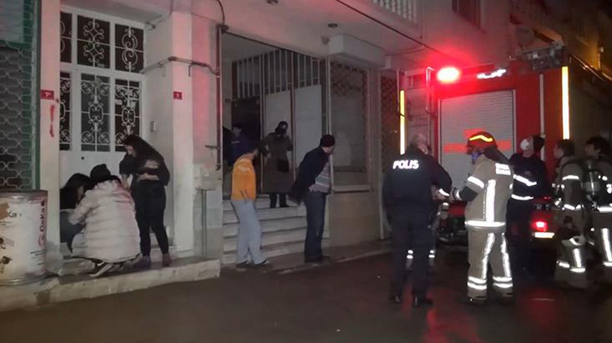 Zemin katta tutuşan terlikler, mahalleliyi sokağa döktü