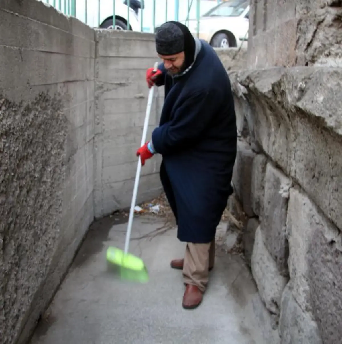 10 yıldır türbelerde gönüllü temizlik yapıyor