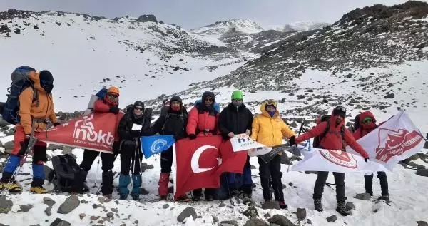 Ağrı Dağı zirvesine tırmanışa fırtına engeli