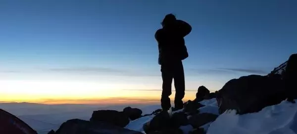 Ağrı Dağı zirvesine tırmanışa fırtına engeli