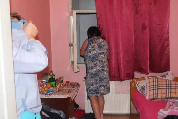 Otelinde temizlik işçisi olarak çalışan kadını müşterileriyle fuhşa zorlayan işletmeci tutuklandı Otelinde temizlik işçisi olarak çalışan kadını müşterileriyle fuhşa zorlayan işletmeci tutuklandı