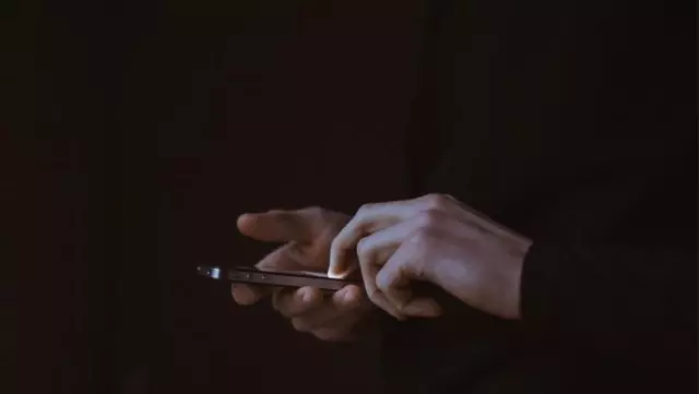 Apple firması yazılı uyarı yayımladı: iPhone 12 kalp pili olan kişileri olumsuz etkileyebilir Apple firması yazılı uyarı yayımladı: iPhone 12 kalp pili olan kişileri olumsuz etkileyebilir