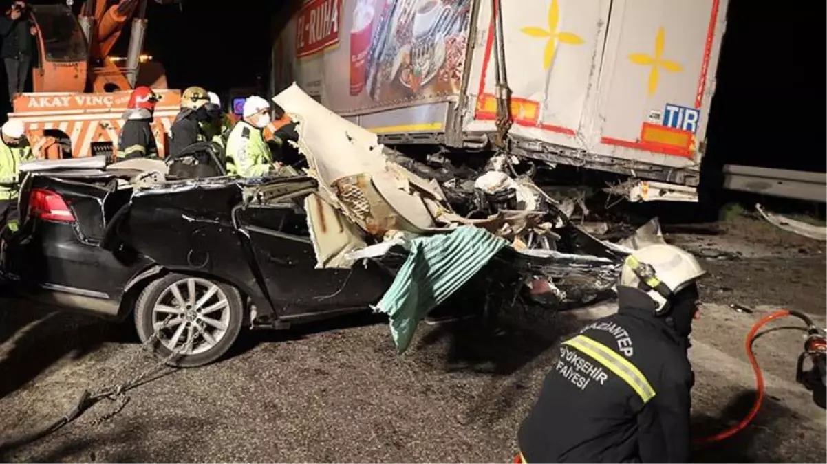 Arızalanan tıra arkadan çarpan otomobil tamamen yok oldu: 2 ölü