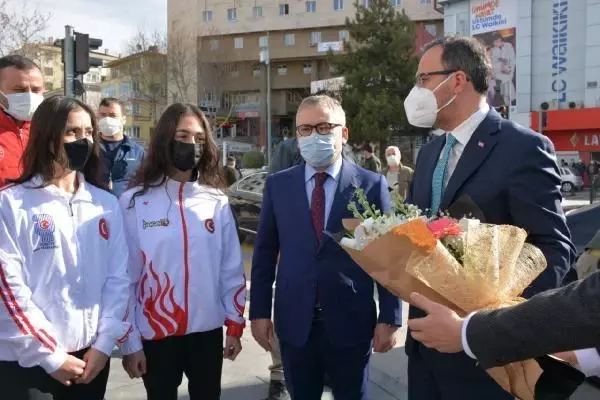 Bakan Kasapoğlu: Niğde 5 Şubat Şehir Stadı bir ay içerisinde ihaleye çıkacak Bakan Kasapoğlu: Niğde 5 Şubat Şehir Stadı bir ay içerisinde ihaleye çıkacak