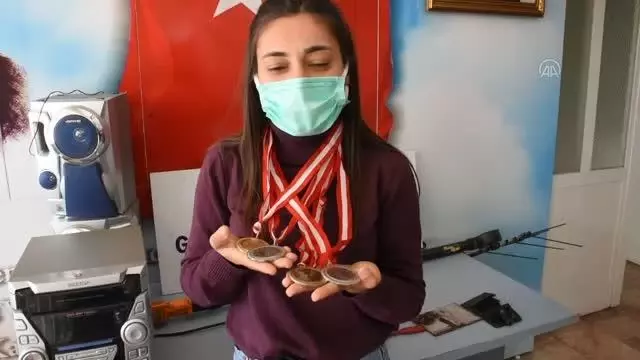 Son dakika... Çalınan madalyalarına kavuşan karateciden polise teşekkür Son dakika... Çalınan madalyalarına kavuşan karateciden polise teşekkür