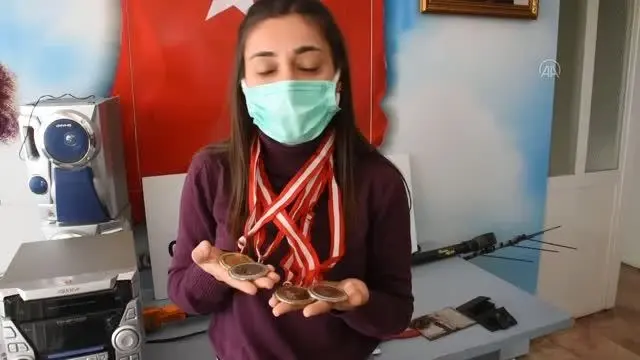 Son dakika... Çalınan madalyalarına kavuşan karateciden polise teşekkür Son dakika... Çalınan madalyalarına kavuşan karateciden polise teşekkür