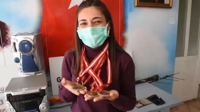 Son dakika... Çalınan madalyalarına kavuşan karateciden polise teşekkür Son dakika... Çalınan madalyalarına kavuşan karateciden polise teşekkür