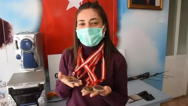 Son dakika... Çalınan madalyalarına kavuşan karateciden polise teşekkür Son dakika... Çalınan madalyalarına kavuşan karateciden polise teşekkür