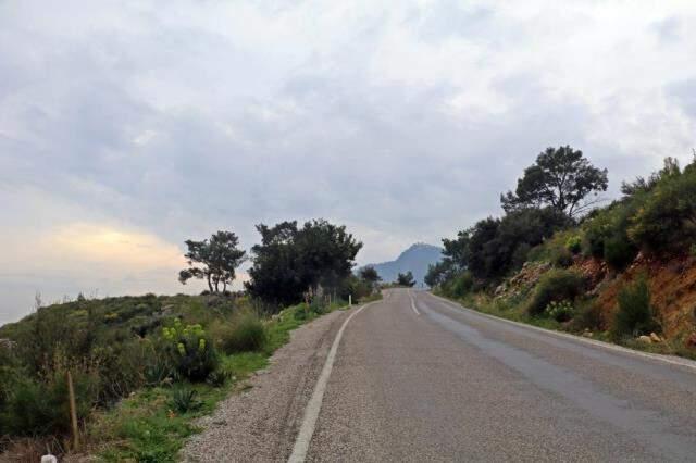 Dağ yolunda yürüyüş yapan Rus turist, silahla korkutularak gasp edildi Dağ yolunda yürüyüş yapan Rus turist, silahla korkutularak gasp edildi