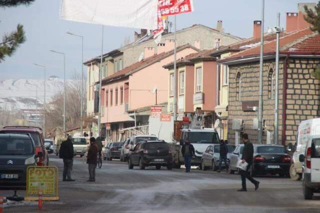 Dün geceden bu yana 28 kez sallanan Kayseri'nin Sarıoğlan ilçesinde vatandaşlar diken üstünde: Ev yıkılıyor zannediyoruz Dün geceden bu yana 28 kez sallanan Kayseri'nin Sarıoğlan ilçesinde vatandaşlar diken üstünde: Ev yıkılıyor zannediyoruz