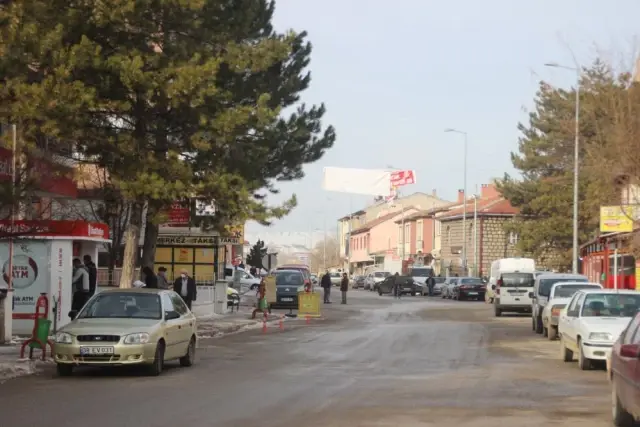 Dün geceden bu yana 28 kez sallanan ilçede vatandaşlar diken üstünde: Ev yıkılacak zannettik Dün geceden bu yana 28 kez sallanan ilçede vatandaşlar diken üstünde: Ev yıkılacak zannettik
