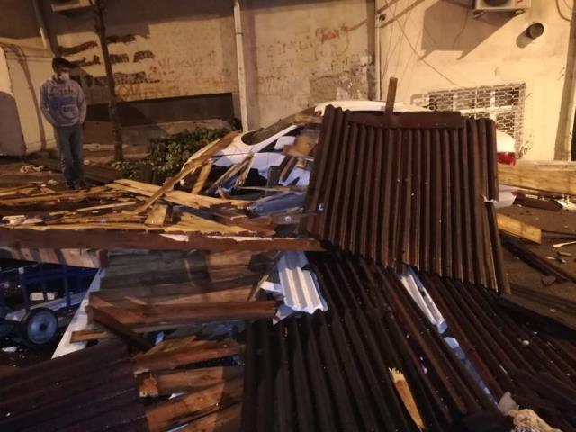 İstanbul'u fırtına vurdu! Birçok bölgede evlerin çatılar uçtu