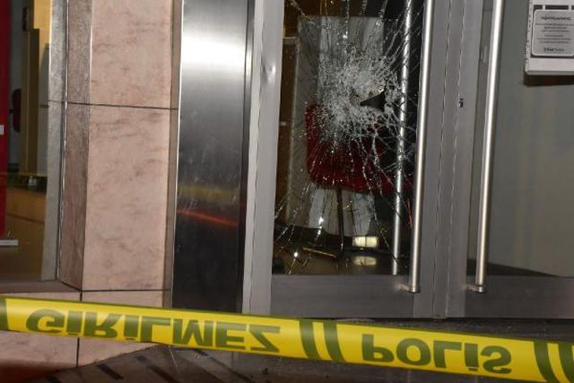 İzmir'de bankanın cam kapısı taşla kırıldı