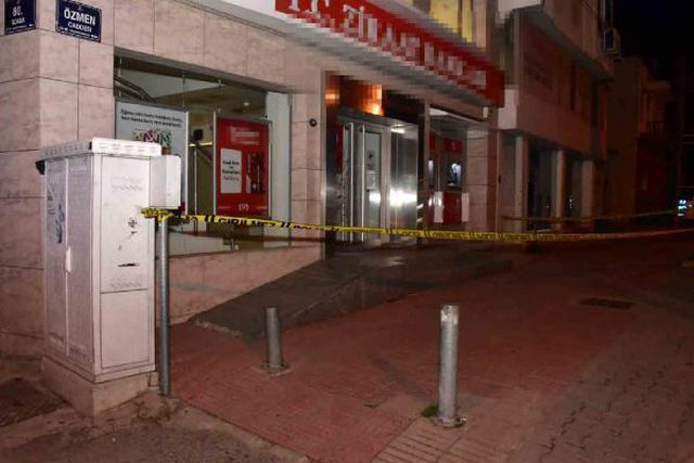 İzmir'de bankanın cam kapısı taşla kırıldı