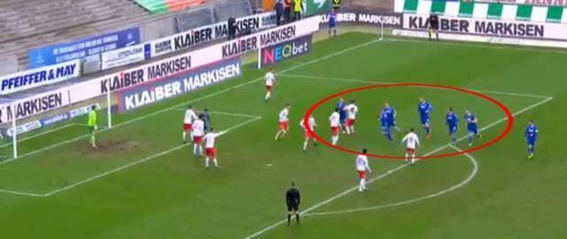 Karlsruhe'li futbolcuların korner taktiği sosyal medyaya damga vurdu Karlsruhe'li futbolcuların korner taktiği sosyal medyaya damga vurdu