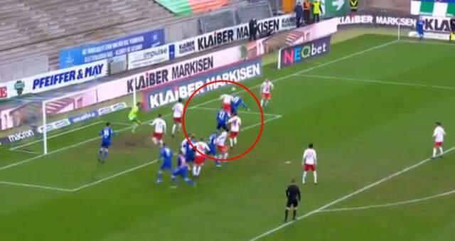 Karlsruhe'li futbolcuların korner taktiği sosyal medyaya damga vurdu Karlsruhe'li futbolcuların korner taktiği sosyal medyaya damga vurdu
