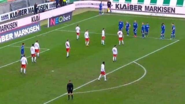 Karlsruhe'li futbolcuların korner taktiği sosyal medyaya damga vurdu Karlsruhe'li futbolcuların korner taktiği sosyal medyaya damga vurdu