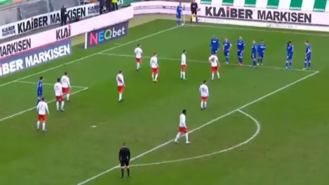 Karlsruhe'li futbolcuların korner taktiği sosyal medyaya damga vurdu Karlsruhe'li futbolcuların korner taktiği sosyal medyaya damga vurdu