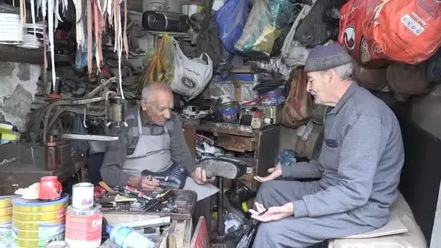 Kerkük'te 85 yaşındaki ayakkabı ustası, 60 yıldır mesleğini tutkuyla yapıyor Kerkük'te 85 yaşındaki ayakkabı ustası, 60 yıldır mesleğini tutkuyla yapıyor
