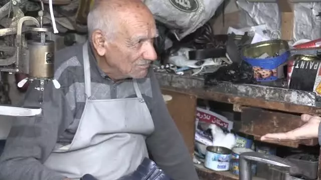 Kerkük'te 85 yaşındaki ayakkabı ustası, 60 yıldır mesleğini tutkuyla yapıyor Kerkük'te 85 yaşındaki ayakkabı ustası, 60 yıldır mesleğini tutkuyla yapıyor