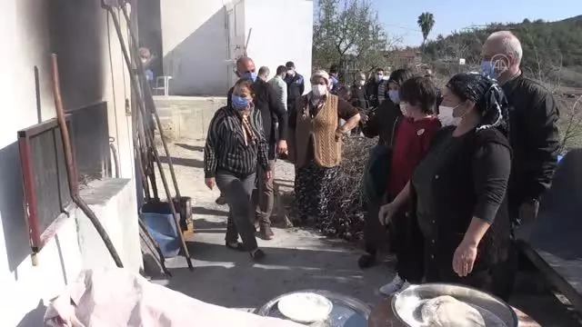 Mersin'de Girit göçmeni kadınların yaptığı ekmeğe talep artıyor Mersin'de Girit göçmeni kadınların yaptığı ekmeğe talep artıyor