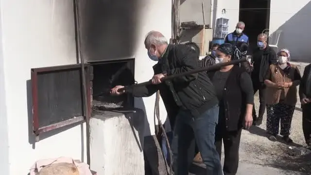 Mersin'de Girit göçmeni kadınların yaptığı ekmeğe talep artıyor Mersin'de Girit göçmeni kadınların yaptığı ekmeğe talep artıyor