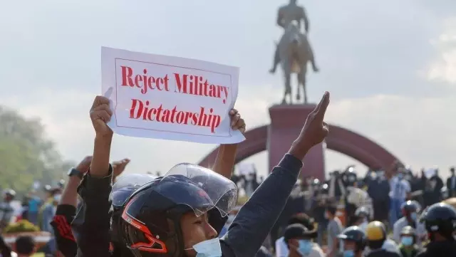 Myanmar'da darbe: Askeri yönetim göstericileri 'Kamu güvenliğini tehdit ederseniz, harakete geçeceğiz' diyerek uyardı Myanmar'da darbe: Askeri yönetim göstericileri 'Kamu güvenliğini tehdit ederseniz, harakete geçeceğiz' diyerek uyardı
