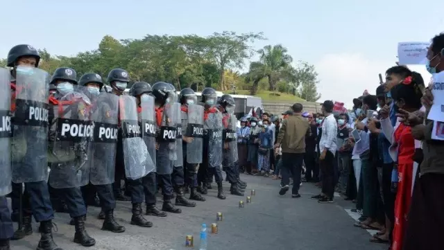 Myanmar'da darbe: Askeri yönetim göstericileri 'Kamu güvenliğini tehdit ederseniz, harakete geçeceğiz' diyerek uyardı Myanmar'da darbe: Askeri yönetim göstericileri 'Kamu güvenliğini tehdit ederseniz, harakete geçeceğiz' diyerek uyardı
