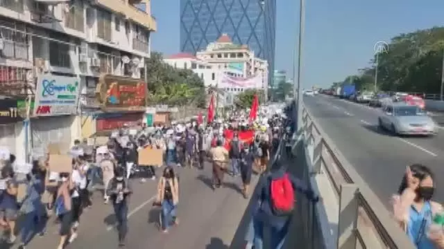 Son dakika haberi: Myanmar'da darbe karşıtı protestolar üçüncü gününde de sürüyor Son dakika haberi: Myanmar'da darbe karşıtı protestolar üçüncü gününde de sürüyor
