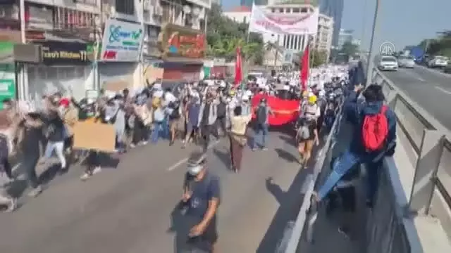 Son dakika haberi: Myanmar'da darbe karşıtı protestolar üçüncü gününde de sürüyor Son dakika haberi: Myanmar'da darbe karşıtı protestolar üçüncü gününde de sürüyor