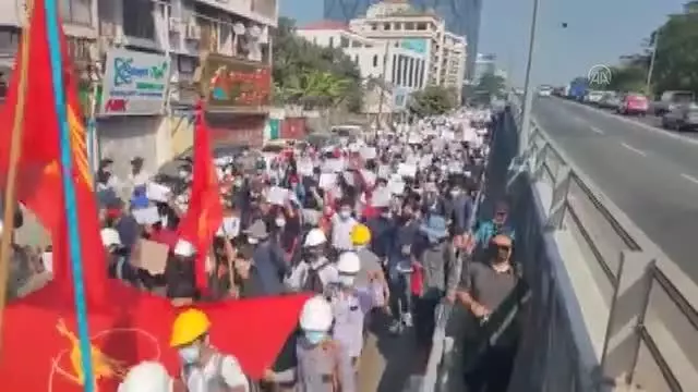 Son dakika haberi: Myanmar'da darbe karşıtı protestolar üçüncü gününde de sürüyor Son dakika haberi: Myanmar'da darbe karşıtı protestolar üçüncü gününde de sürüyor