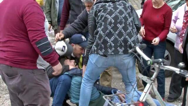Önce kardeşini arkadaşlarına emanet etti, sonra kilitlediği aracın içinde kendisini silahla vurdu Önce kardeşini arkadaşlarına emanet etti, sonra kilitlediği aracın içinde kendisini silahla vurdu