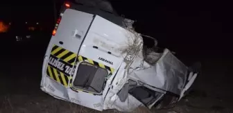 Otomobille çarpışan minibüs devrildi: 4 yaralı