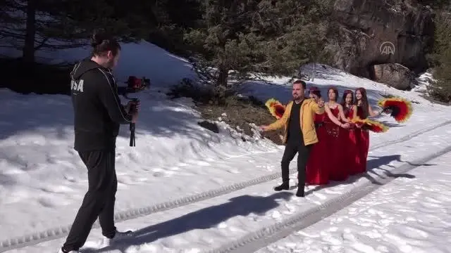 Pozantı Belediye Başkanı Çay, yönetmen koltuğuna oturdu Pozantı Belediye Başkanı Çay, yönetmen koltuğuna oturdu