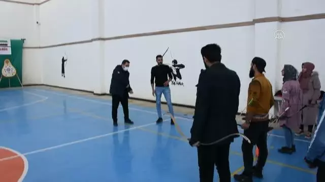 Suriye'nin kuzeyinde Azez'de ilk okçuluk okulu açıldı Suriye'nin kuzeyinde Azez'de ilk okçuluk okulu açıldı