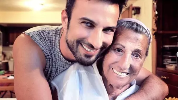Şarkılara yeniden hayat veren sanatçı: Müzeyyen Senar Şarkılara yeniden hayat veren sanatçı: Müzeyyen Senar